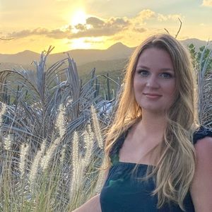 Meet your Posher, @selljunkie…. aka Averie!